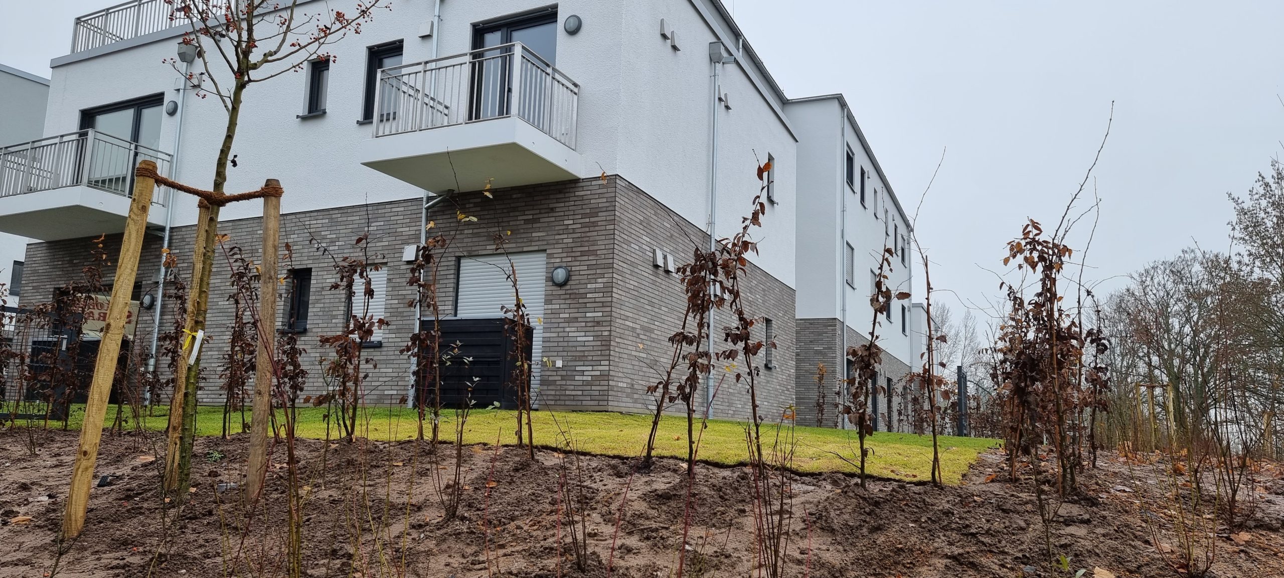 Moderne Neubau-Erdgeschosswohnung mit 110 m² Garten, Tiefgaragenstellplatz und Blick auf den Johannesberg