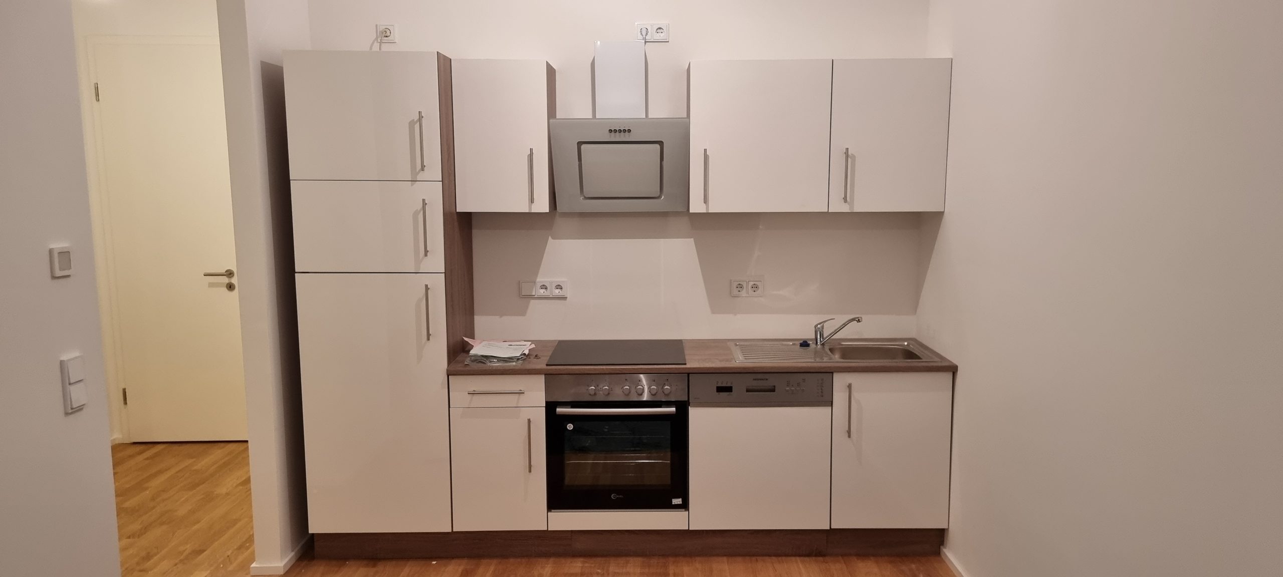 Moderne Neubau-Erdgeschosswohnung mit 110 m² Garten, Tiefgaragenstellplatz und Blick auf den Johannesberg