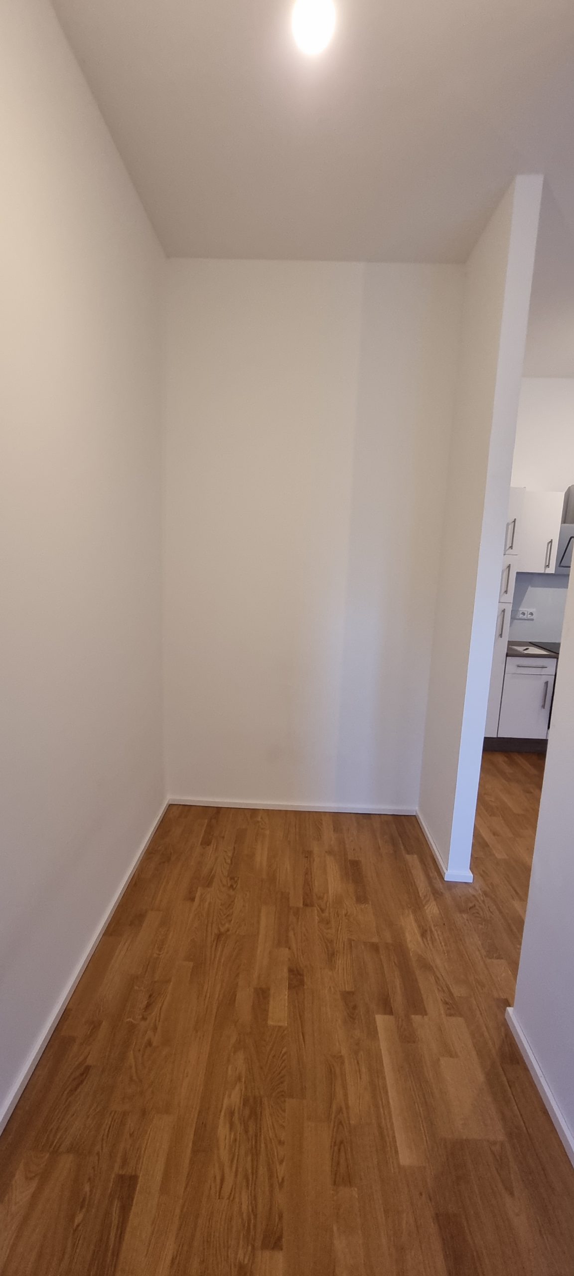 Moderne Neubau-Erdgeschosswohnung mit 110 m² Garten, Tiefgaragenstellplatz und Blick auf den Johannesberg