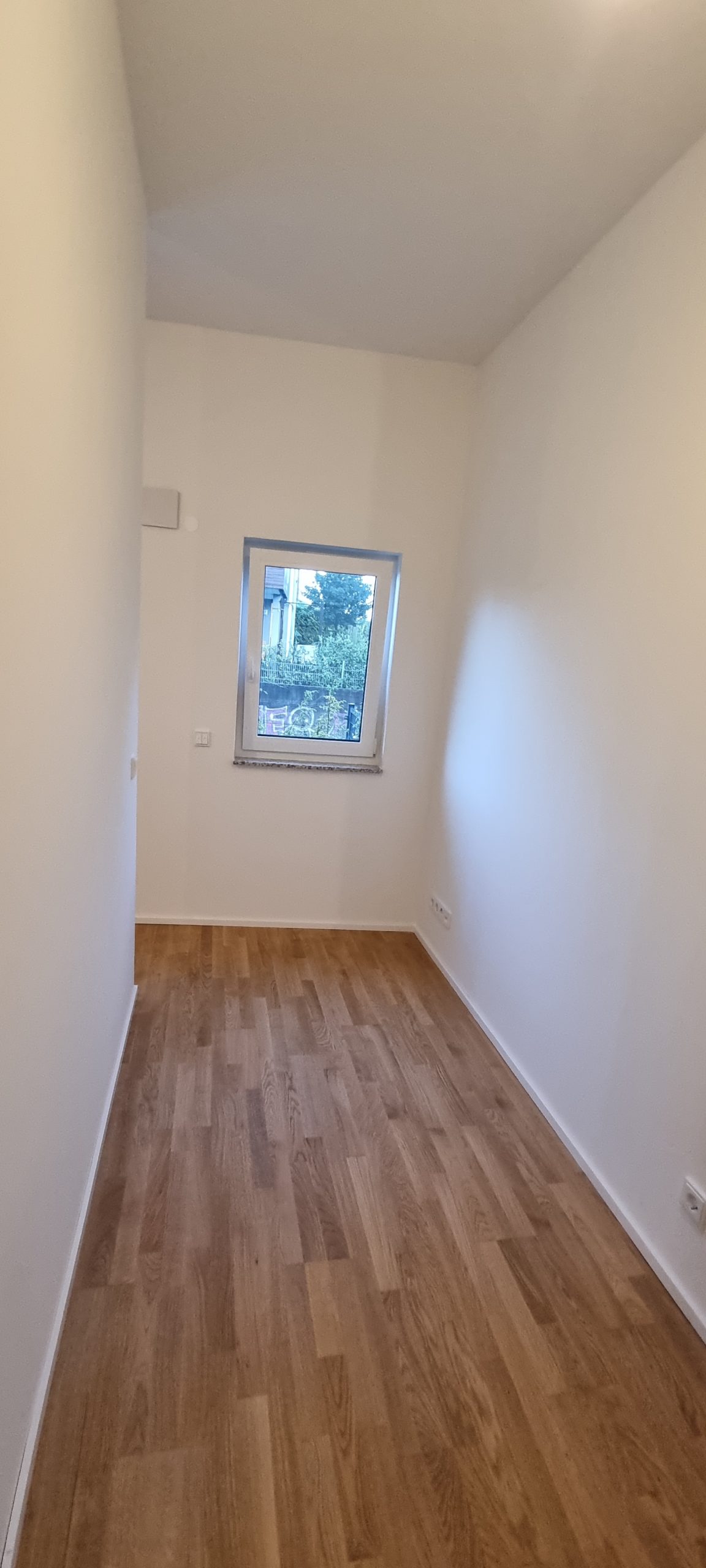 Moderne Neubau-Erdgeschosswohnung mit 110 m² Garten, Tiefgaragenstellplatz und Blick auf den Johannesberg
