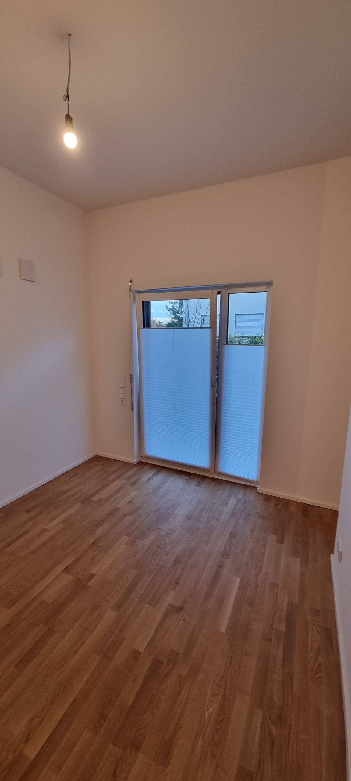 Moderne Neubau-Erdgeschosswohnung mit 110 m² Garten, Tiefgaragenstellplatz und Blick auf den Johannesberg