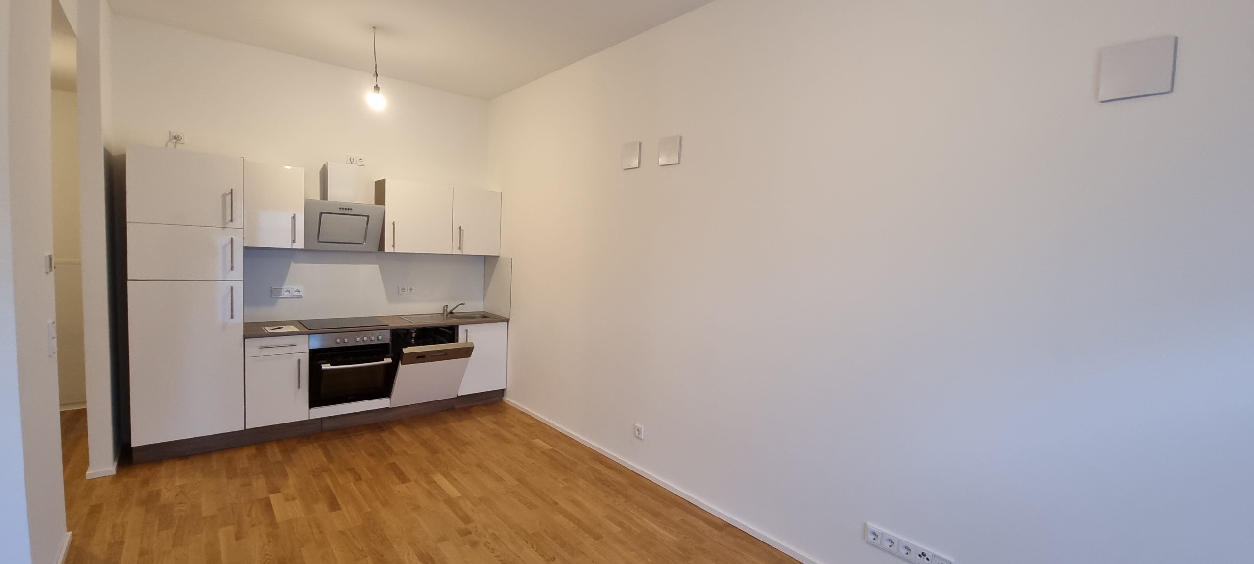 Moderne Neubau-Erdgeschosswohnung mit 110 m² Garten, Tiefgaragenstellplatz und Blick auf den Johannesberg