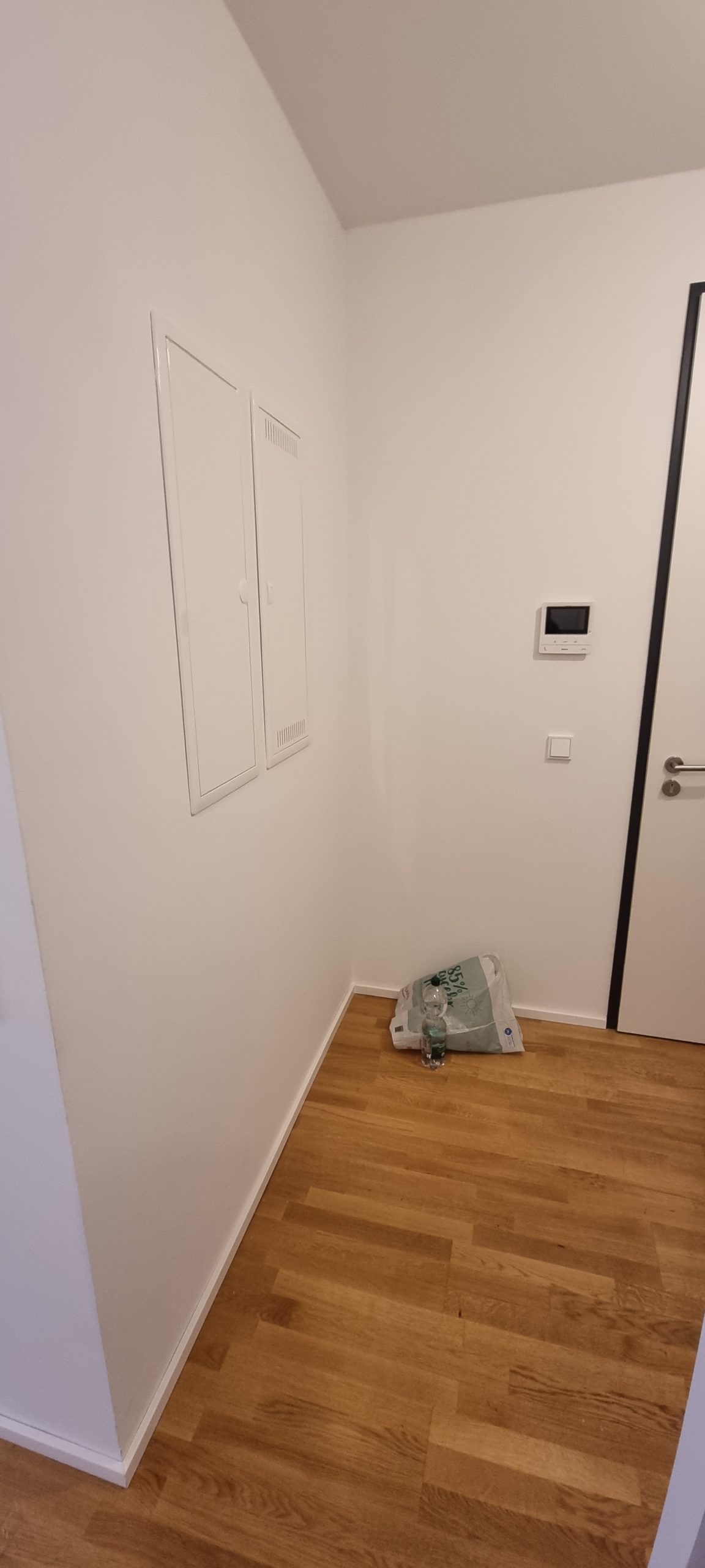 Moderne Neubau-Erdgeschosswohnung mit 110 m² Garten, Tiefgaragenstellplatz und Blick auf den Johannesberg