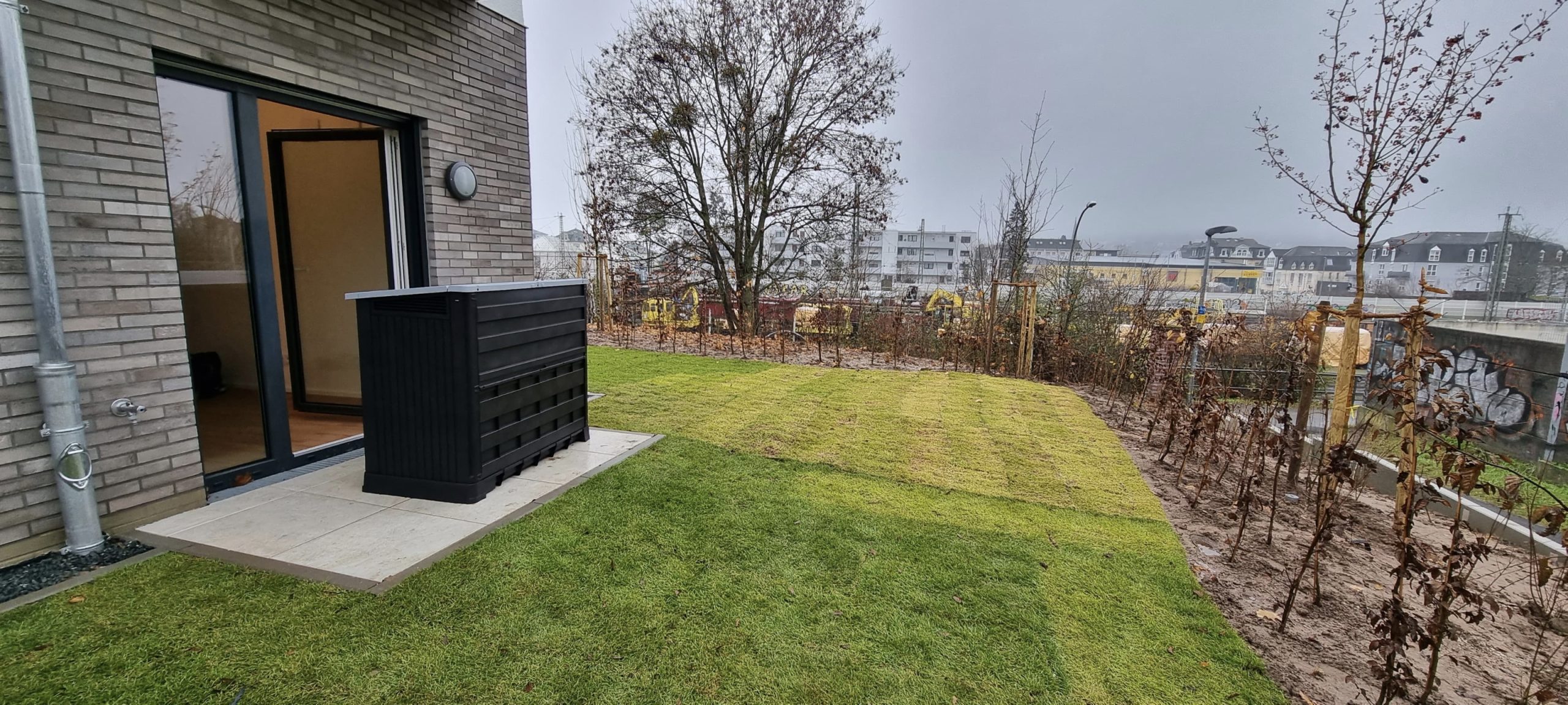 Moderne Neubau-Erdgeschosswohnung mit 110 m² Garten, Tiefgaragenstellplatz und Blick auf den Johannesberg